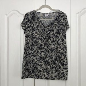 Maternity top with ruffle v neck.
